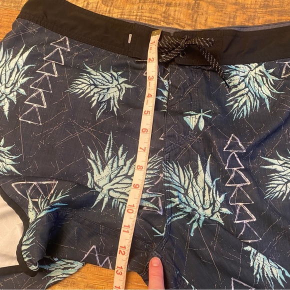 Quicksilver Swim Trunks Mens 38 Highline Scallop Board Shorts black - Picture 9 of 10